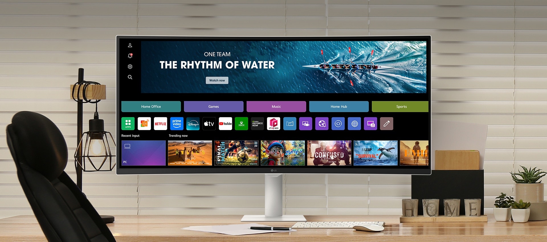 Μια οθόνη σε ένα περιβάλλον οικιακού γραφείου που εναλλάσσεται μεταξύ τριών περιπτώσεων χρήσης: ροή ψυχαγωγικού περιεχομένου, επαγγελματική σχεδίαση και εργασία προγραμματισμού και μια κινηματογραφική σκηνή ταινίας.