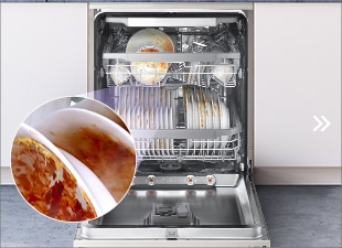 Ένα ελεύθερο πλυντήριο πιάτων με την πόρτα πλήρως ανοιχτή, αποκαλύπτοντας τα λερωμένα πιάτα στο εσωτερικό του.