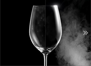 Ένα ποτήρι κρασιού με κηλίδες νερού στη μία πλευρά, και καθαρό και ανέγγιχτο στην άλλη μετά το πλύσιμο με ατμό.