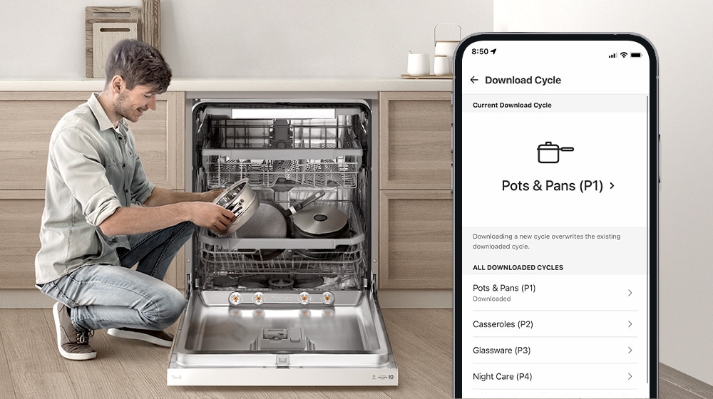Ένας άνδρας κρατάει μια κατσαρόλα δίπλα σε ένα πλυντήριο πιάτων, ενώ ένα smartphone εμφανίζει έναν κύκλο για κατσαρόλες στην εφαρμογή ThinQ™. 
