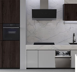 Μια κουζίνα με εγκατεστημένο ανεξάρτητο πλυντήριο πιάτων LG, φούρνο, απορροφητήρα και επαγωγικές εστίες.