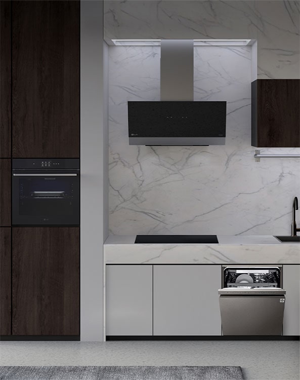 Μια κουζίνα με εγκατεστημένο ανεξάρτητο πλυντήριο πιάτων LG, φούρνο, απορροφητήρα και επαγωγικές εστίες.