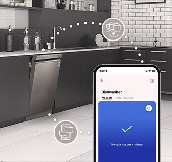 Εσωτερικό της κουζίνας με μερικώς ανοιχτό ανεξάρτητο πλυντήριο πιάτων και εφαρμογή LG ThinQ™ που δείχνει την ειδοποίηση ολοκλήρωσης του κύκλου.