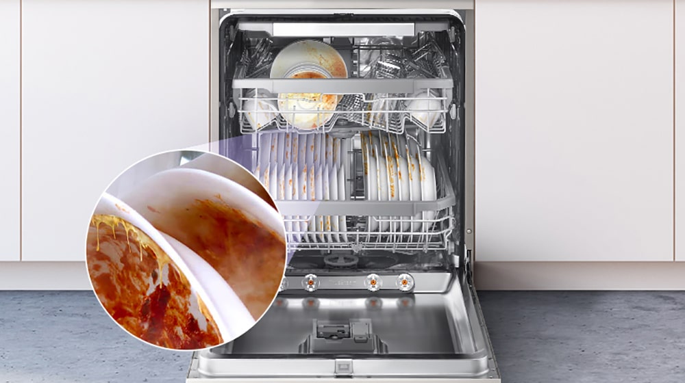 Ένα ελεύθερο πλυντήριο πιάτων με την πόρτα πλήρως ανοιχτή, αποκαλύπτοντας τα λερωμένα πιάτα στο εσωτερικό του.