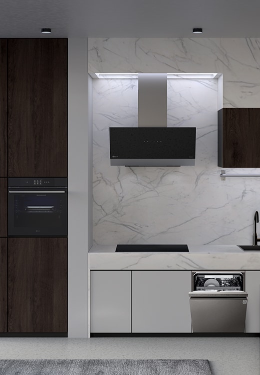 Μια κουζίνα με εγκατεστημένο ανεξάρτητο πλυντήριο πιάτων LG, φούρνο, απορροφητήρα και επαγωγικές εστίες.