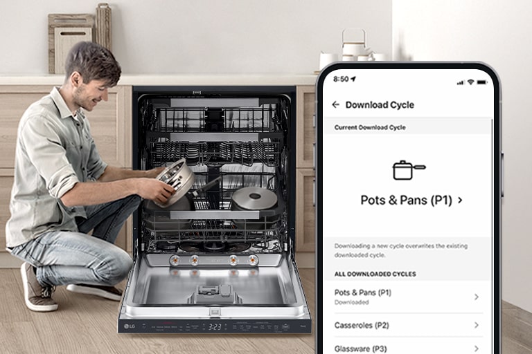 Ένας άντρας κρατά μια κατσαρόλα δίπλα σε ένα πλυντήριο πιάτων LG. Ένα smartphone εμφανίζει την εφαρμογή ThinQ™ με επιλεγμένο έναν κύκλο πλύσης μαγειρικών σκευών.