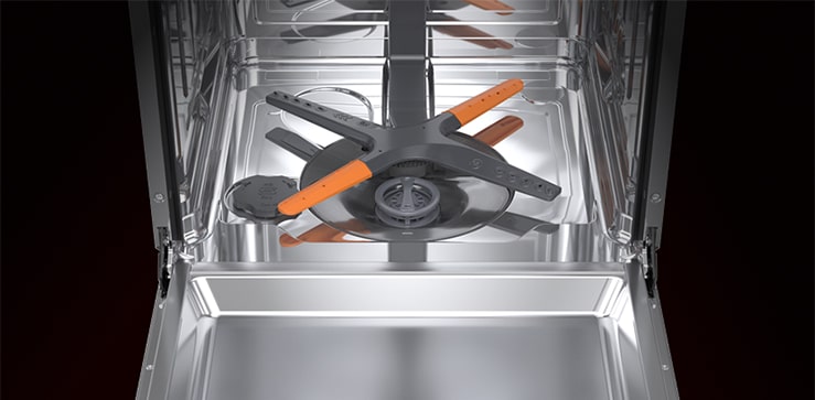 Κοντινό εσωτερικού πλυντηρίου πιάτων LG από ανοιξείδωτο ατσάλι, για ανθεκτικότητα, υγιεινή και αποτελεσματικό πλύσιμο πιάτων.