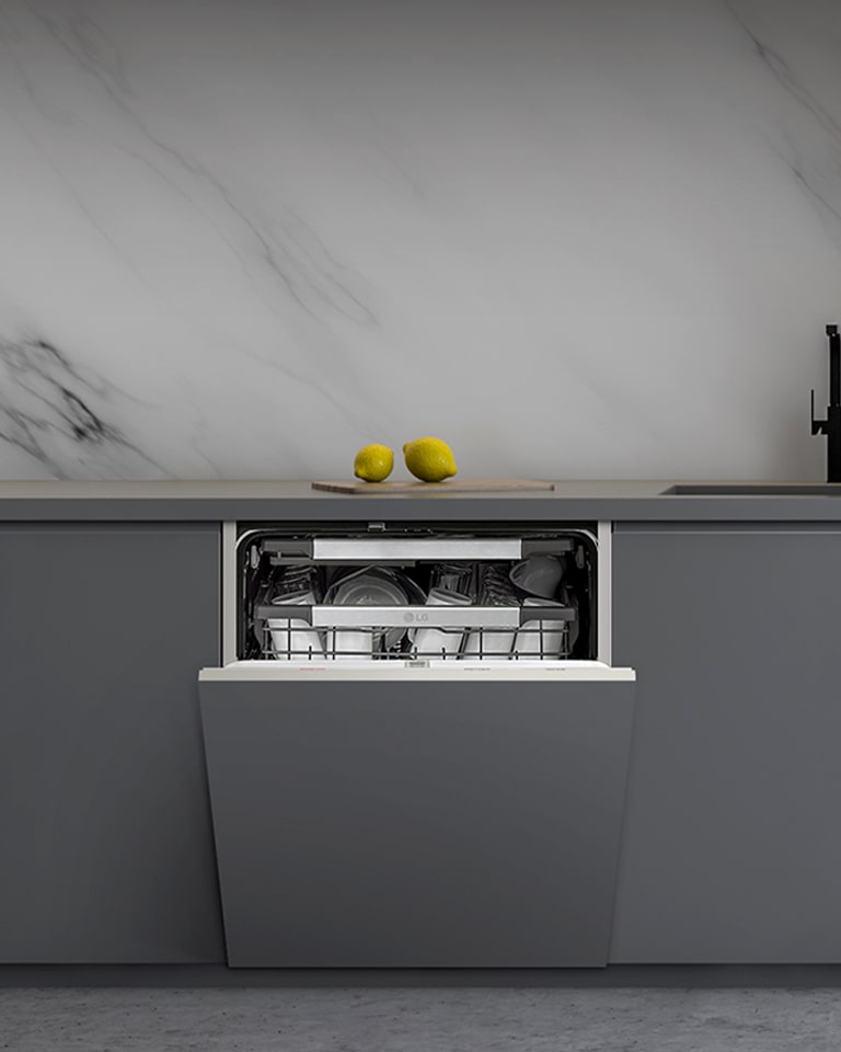 Ανοιχτό εντοιχιζόμενο πλυντήριο πιάτων LG με καθαρά ράφια. Μοντέρνα κουζίνα με μαρμάρινη επιφάνεια τοίχου και μινιμαλιστικό σχεδιασμό.