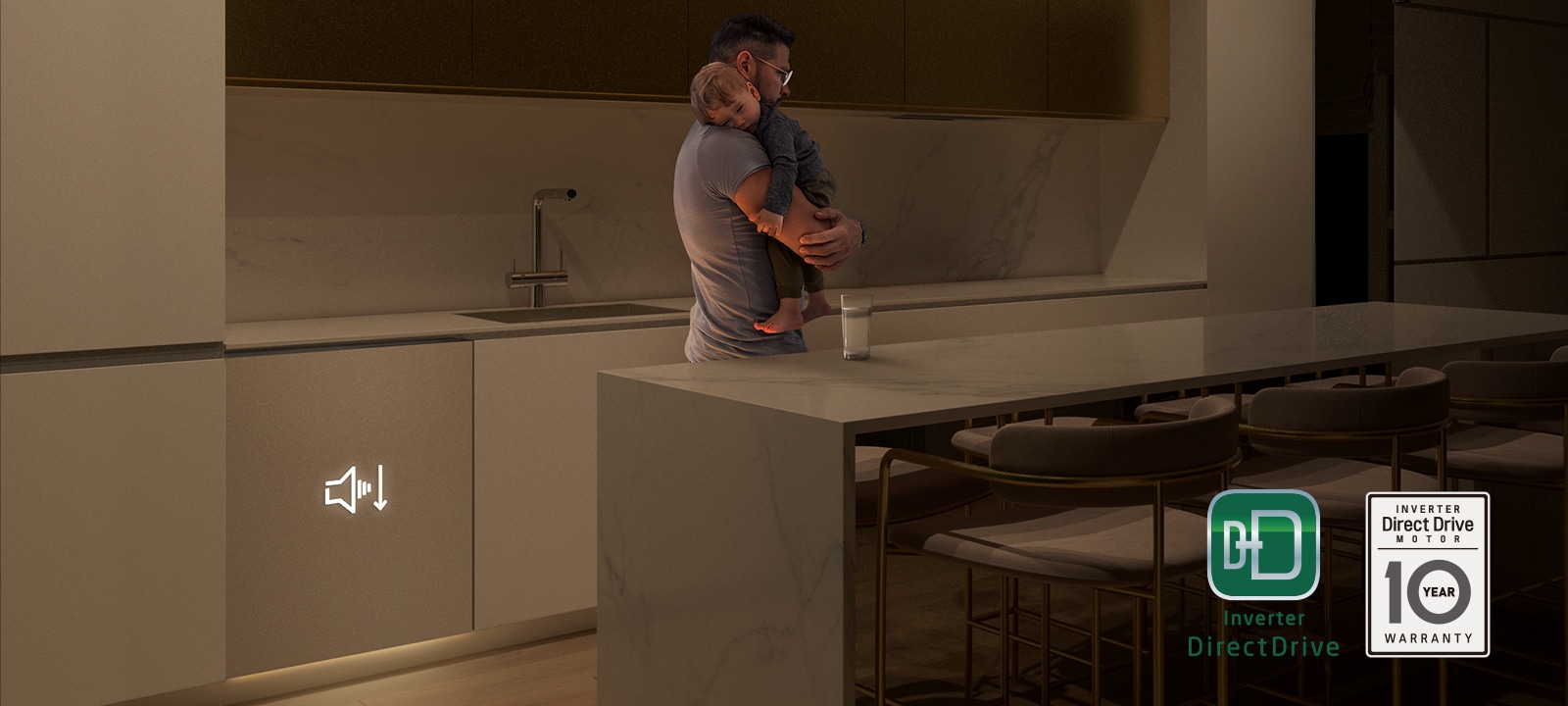 Άνδρας κρατά μωρό που κοιμάται σε μια κουζίνα. Το πλυντήριο πιάτων LG λειτουργεί αθόρυβα για απόλυτη ηρεμία.