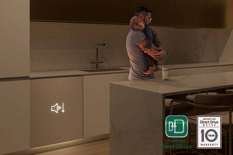 Άνδρας κρατά μωρό που κοιμάται σε μια κουζίνα. Το πλυντήριο πιάτων LG λειτουργεί αθόρυβα για απόλυτη ηρεμία.