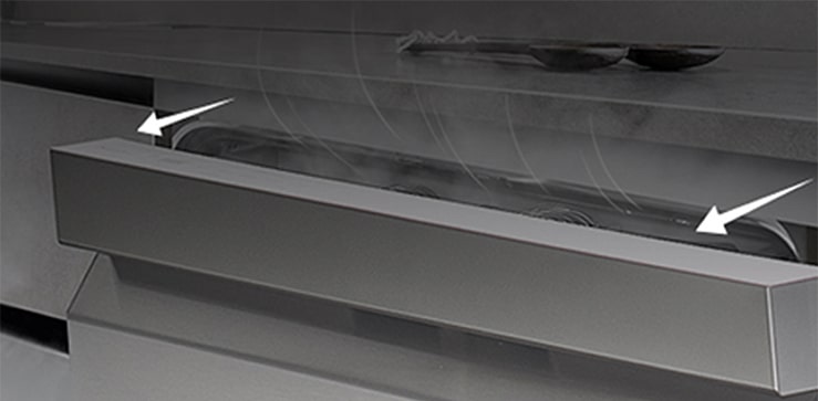 Η πόρτα του πλυντηρίου πιάτων LG ανοίγει αυτόματα μετά τον κύκλο πλύσης εκλύοντας ατμό και τα πιάτα στεγνώνουν φυσικά.