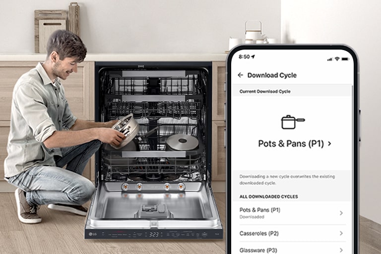 Ένας άντρας κρατά μια κατσαρόλα δίπλα σε ένα πλυντήριο πιάτων LG. Ένα smartphone εμφανίζει την εφαρμογή ThinQ™ με επιλεγμένο έναν κύκλο πλύσης μαγειρικών σκευών.