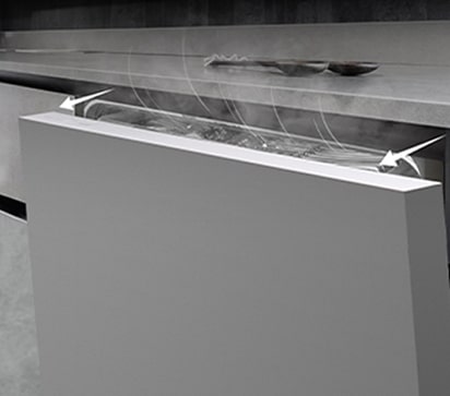 Η πόρτα του πλυντηρίου πιάτων LG ανοίγει αυτόματα μετά τον κύκλο πλύσης εκλύοντας ατμό και τα πιάτα στεγνώνουν φυσικά.