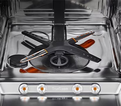 Εσωτερικό της κουζίνας με μερικώς ανοιχτό πλυντήριο πιάτων και απεικόνιση του τρόπου λειτουργίας της συρόμενης και σταθερής πόρτας.