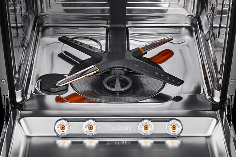 Εσωτερικό της κουζίνας με μερικώς ανοιχτό πλυντήριο πιάτων και απεικόνιση του τρόπου λειτουργίας της συρόμενης και σταθερής πόρτας.