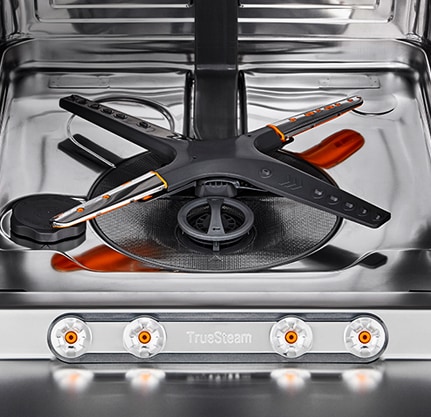 Εσωτερικό της κουζίνας με μερικώς ανοιχτό πλυντήριο πιάτων και απεικόνιση του τρόπου λειτουργίας της συρόμενης και σταθερής πόρτας.