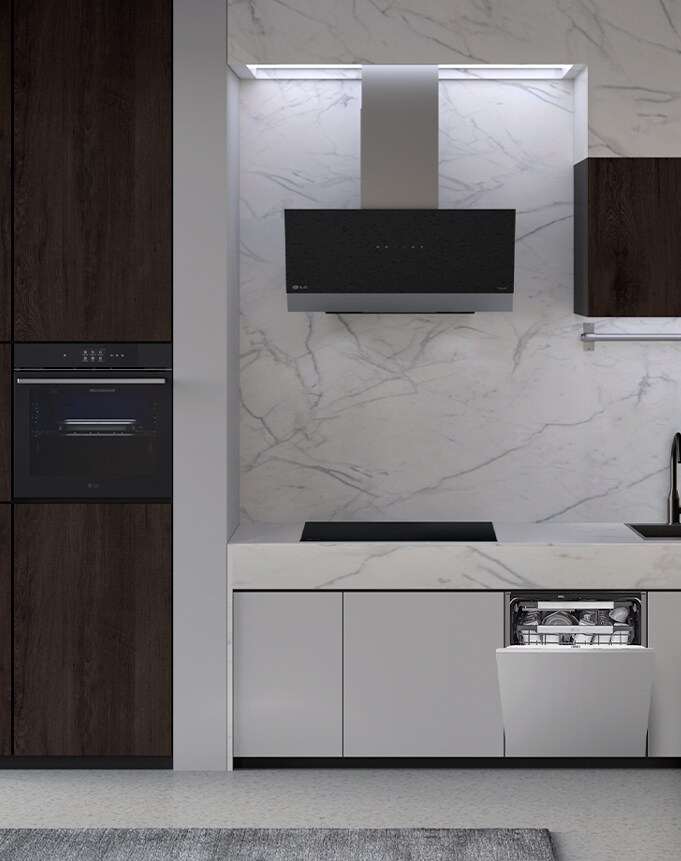Μοντέρνα κουζίνα με εντοιχιζόμενο πλυντήριο πιάτων, φούρνο, απορροφητήρα και επαγωγικές εστίες LG σε αρμονικό συνδυασμό.