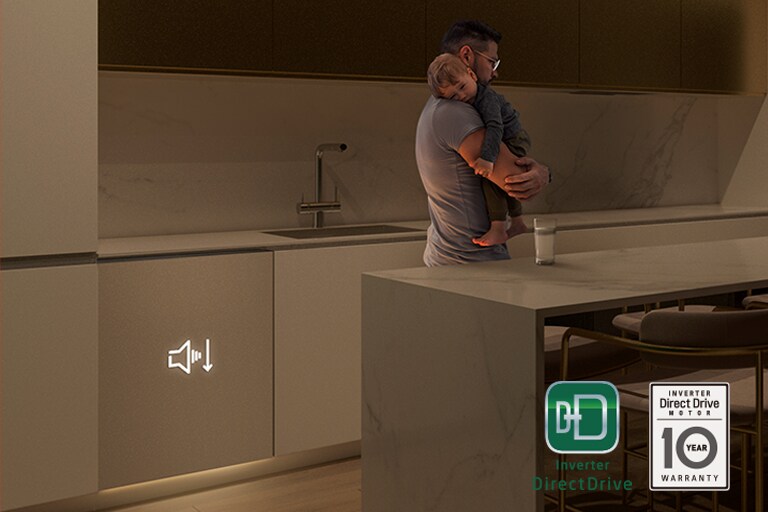 Άνδρας κρατά μωρό που κοιμάται σε μια κουζίνα. Το πλυντήριο πιάτων LG λειτουργεί αθόρυβα για απόλυτη ηρεμία.