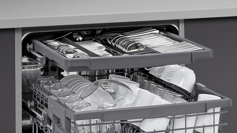 Σπάτουλες, κουτάλια και μαχαιροπίρουνα στο 3ο ράφι εντοιχιζόμενου πλυντηρίου πιάτων LG για οργανωμένη, αποτελεσματική πλύση.