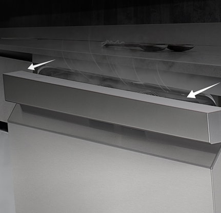 Η πόρτα του πλυντηρίου πιάτων LG ανοίγει αυτόματα μετά τον κύκλο πλύσης εκλύοντας ατμό και τα πιάτα στεγνώνουν φυσικά.