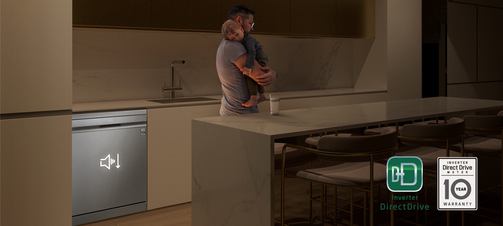 Άνδρας κρατά μωρό που κοιμάται σε μια κουζίνα. Το πλυντήριο πιάτων LG λειτουργεί αθόρυβα για απόλυτη ηρεμία.