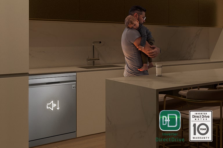 Άνδρας κρατά μωρό που κοιμάται σε μια κουζίνα. Το πλυντήριο πιάτων LG λειτουργεί αθόρυβα για απόλυτη ηρεμία.