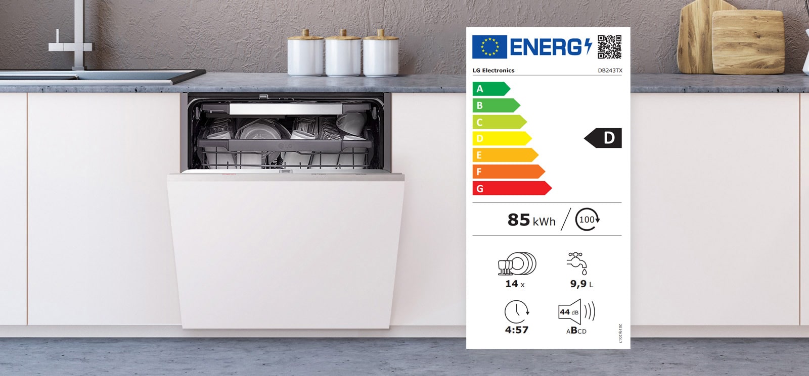Εντοιχιζόμενο πλυντήριο πιάτων με μερικώς ανοιγόμενη πόρτα και ενεργειακή ετικέτα βαθμού D.