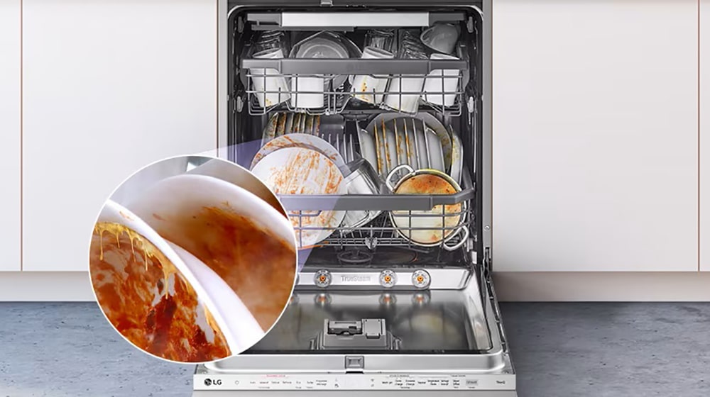 lavavajillas con la puerta abierta y platos dentro