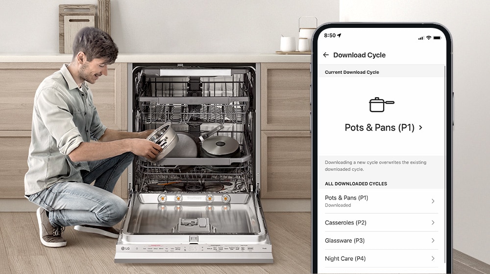 Ένας άνδρας κρατάει μια κατσαρόλα δίπλα σε ένα πλυντήριο πιάτων, ενώ ένα smartphone εμφανίζει έναν κύκλο για κατσαρόλες στην εφαρμογή ThinQ™. 