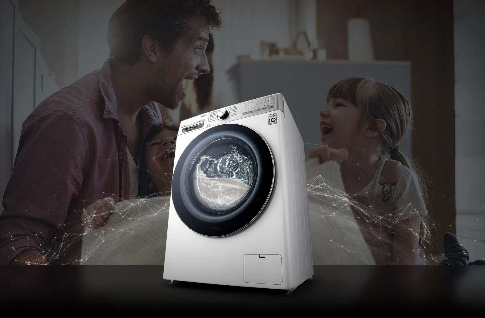Ένα πλυντήριο που είναι σε λειτουργία, ενώ στο βάθος φαίνεται ένας πατέρας με την κόρη του που γελούν.