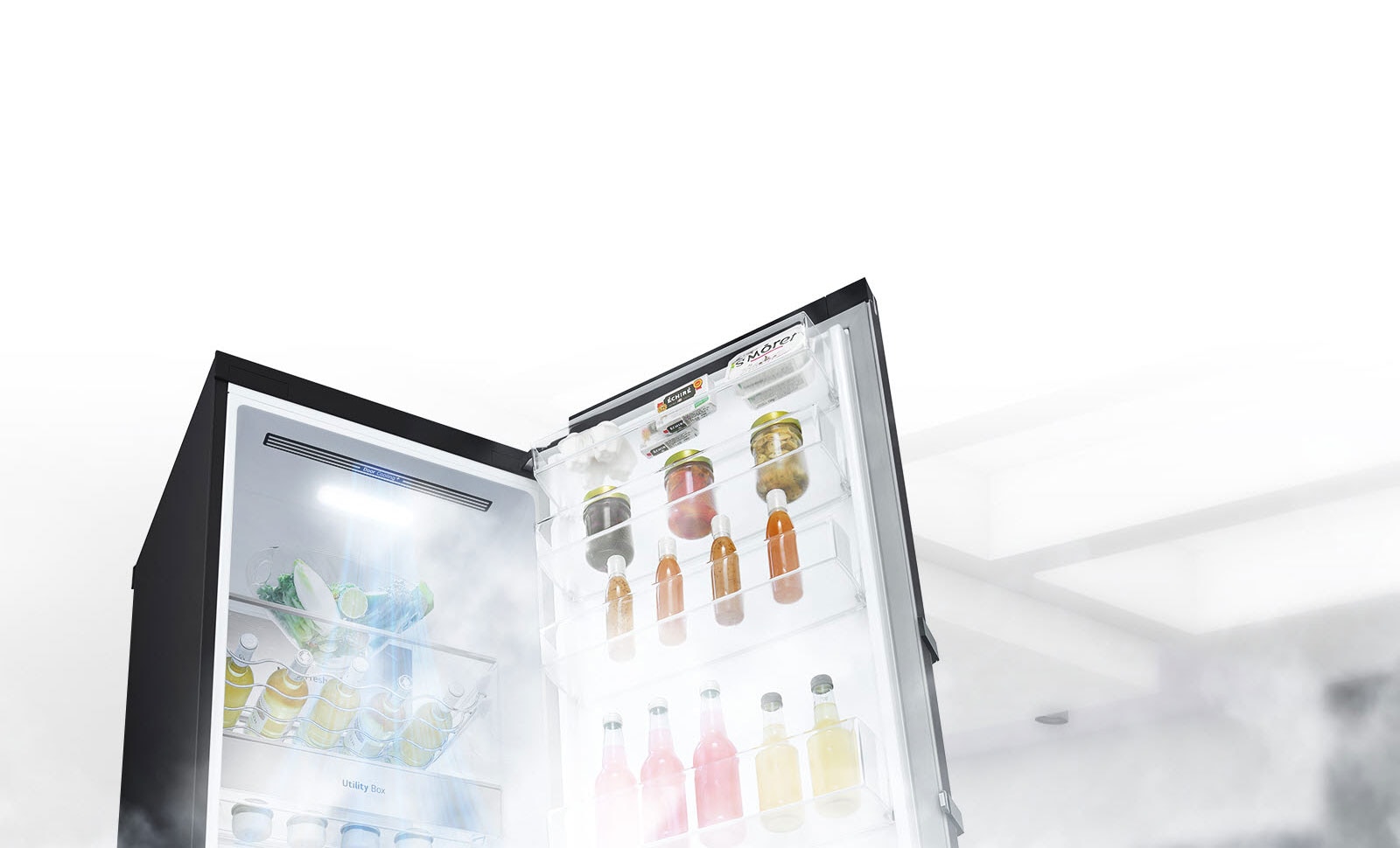 Το ψυγείο φαίνεται ανοιχτό υπό γωνία και γεμάτο με προϊόντα. Λευκός αέρας φυσά από την κορυφή του εσωτερικού προς τα κάτω και γύρω από όλα τα τρόφιμα, διατηρώντας τα δροσερά.