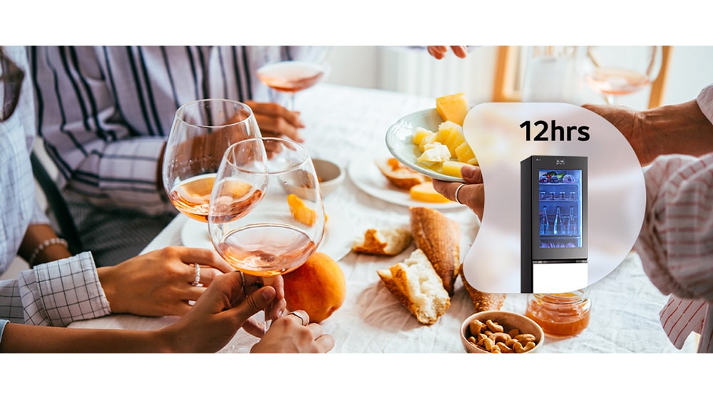 Obraz przedstawiający niebieską kuchnię z lodówką i telefonem komórkowym połączone przez Wi-Fi.