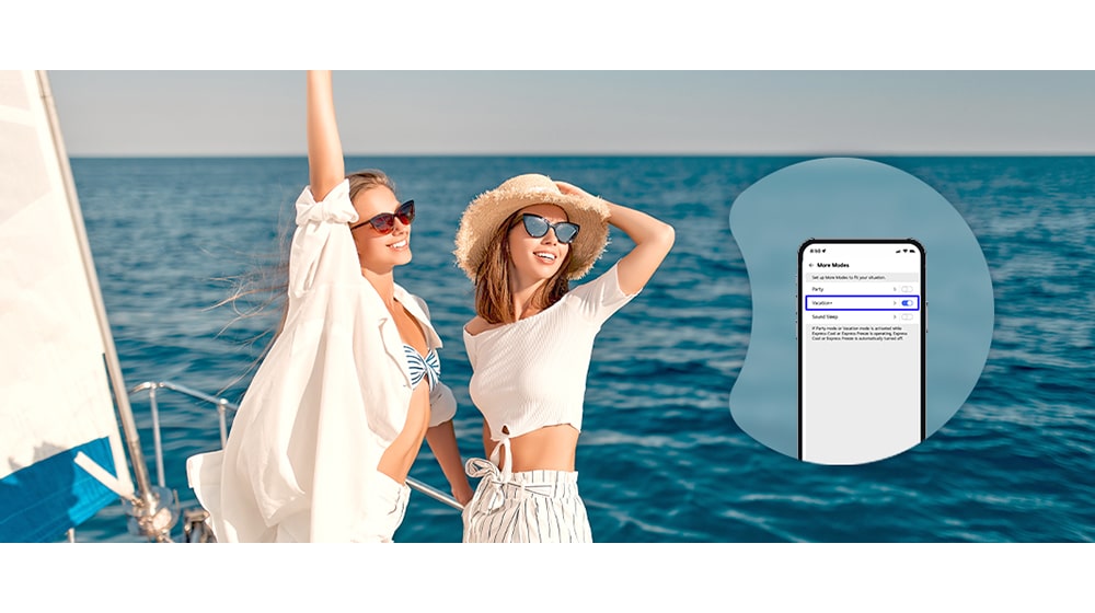 Obraz przedstawiający gotującą kobietę, spoglądającą na telefon i lodówkę z otwartymi drzwiami.