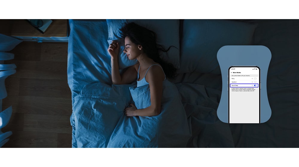 Podzielony obraz telefonu komórkowego przedstawiający ekran aplikacji do obsługi lodówki na tle pleneru oraz obraz kuchni, w której umieszczona jest lodówka.