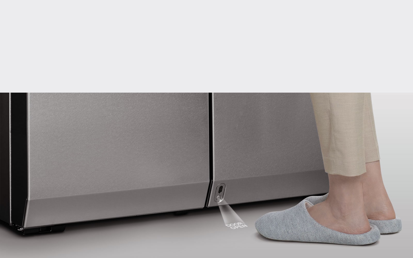 Πόδια που βρίσκονται ακριβώς μπροστά από τον αισθητήρα αυτόματου ανοίγματος πόρτας του ψυγείου LG SIGNATURE.