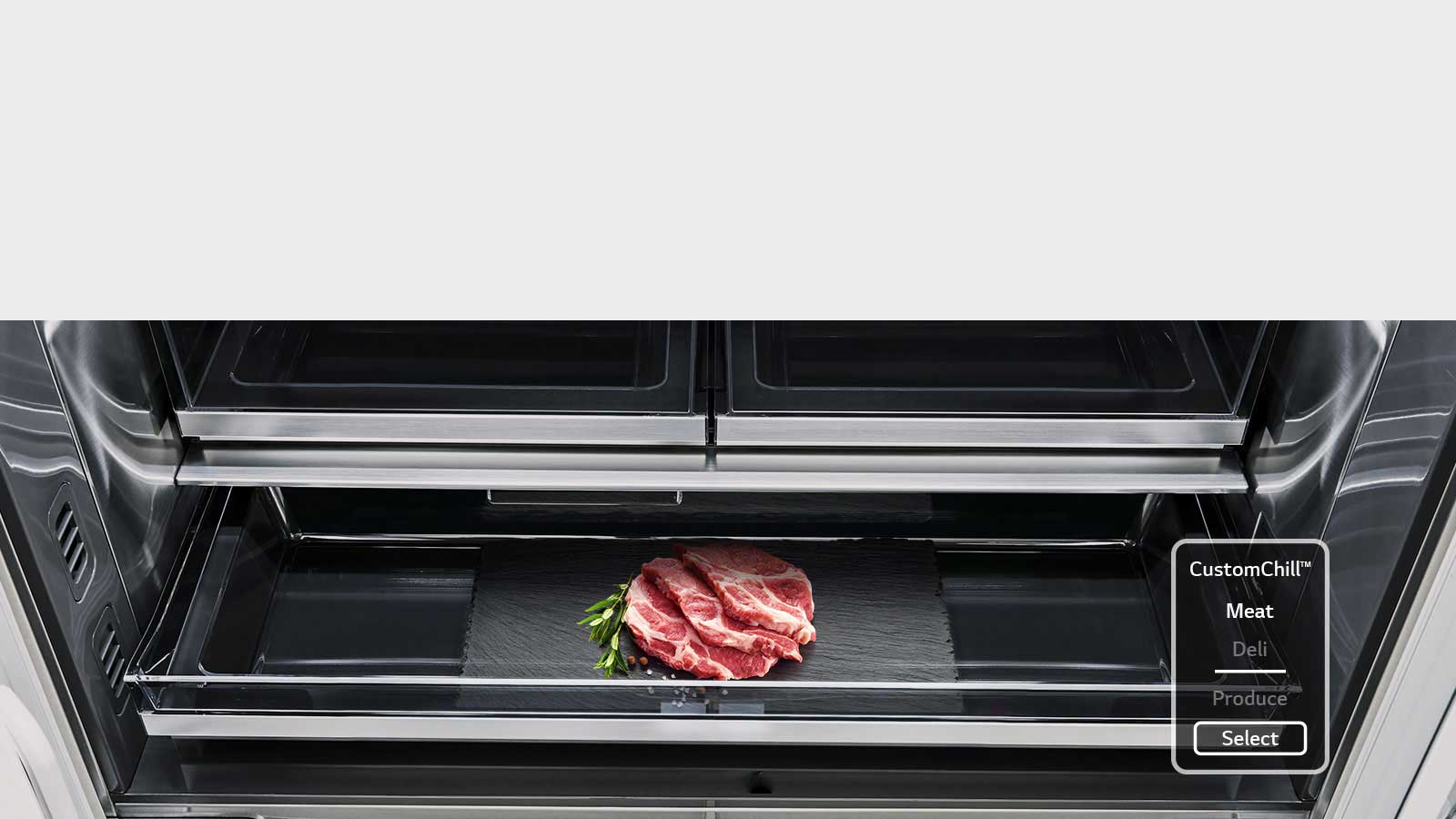 Νωπά κρέατα που διατηρούνται στο ράφι custom chill, στο εσωτερικό του ψυγείου LG SIGNATURE.