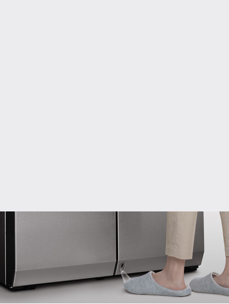 Αριστερό πόδι που πλησιάζει τον αισθητήρα αυτόματου ανοίγματος πόρτας του ψυγείου LG SIGNATURE.