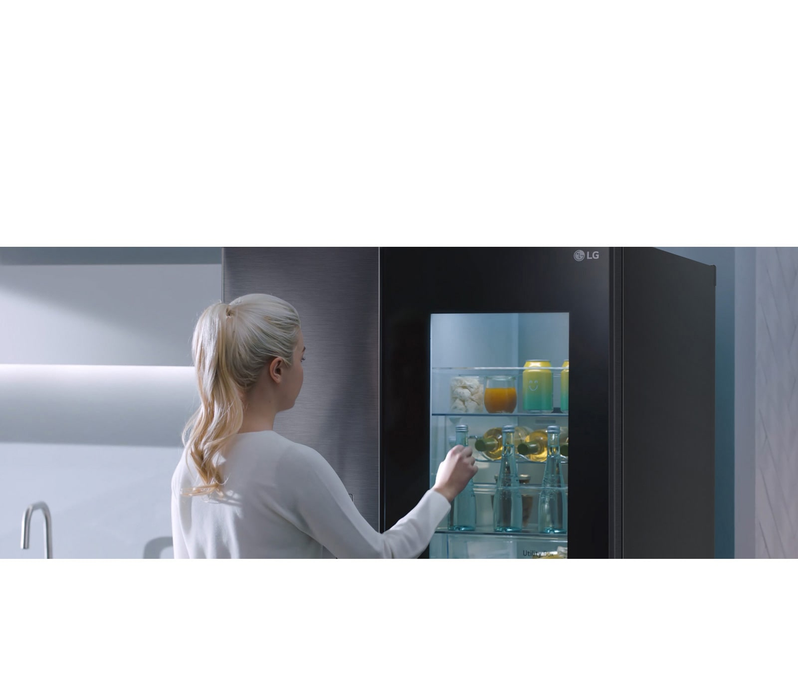 Ένα βίντεο δείχνει μια γυναίκα που πλησιάζει το InstaView ψυγείο της και χτυπά δύο φορές. Τα φώτα στο εσωτερικό ανάβουν και εκείνη μπορεί να δει το περιεχόμενο του ψυγείου της χωρίς να ανοίξει την πόρτα. Γίνεται ζουμ στα ποτά που υπάρχουν στην πόρτα και, κατόπιν, γίνεται σμίκρυνση ώστε να φανεί η γυναίκα από πίσω καθώς ανοίγει την πόρτα και παίρνει κάτι να πιεί.