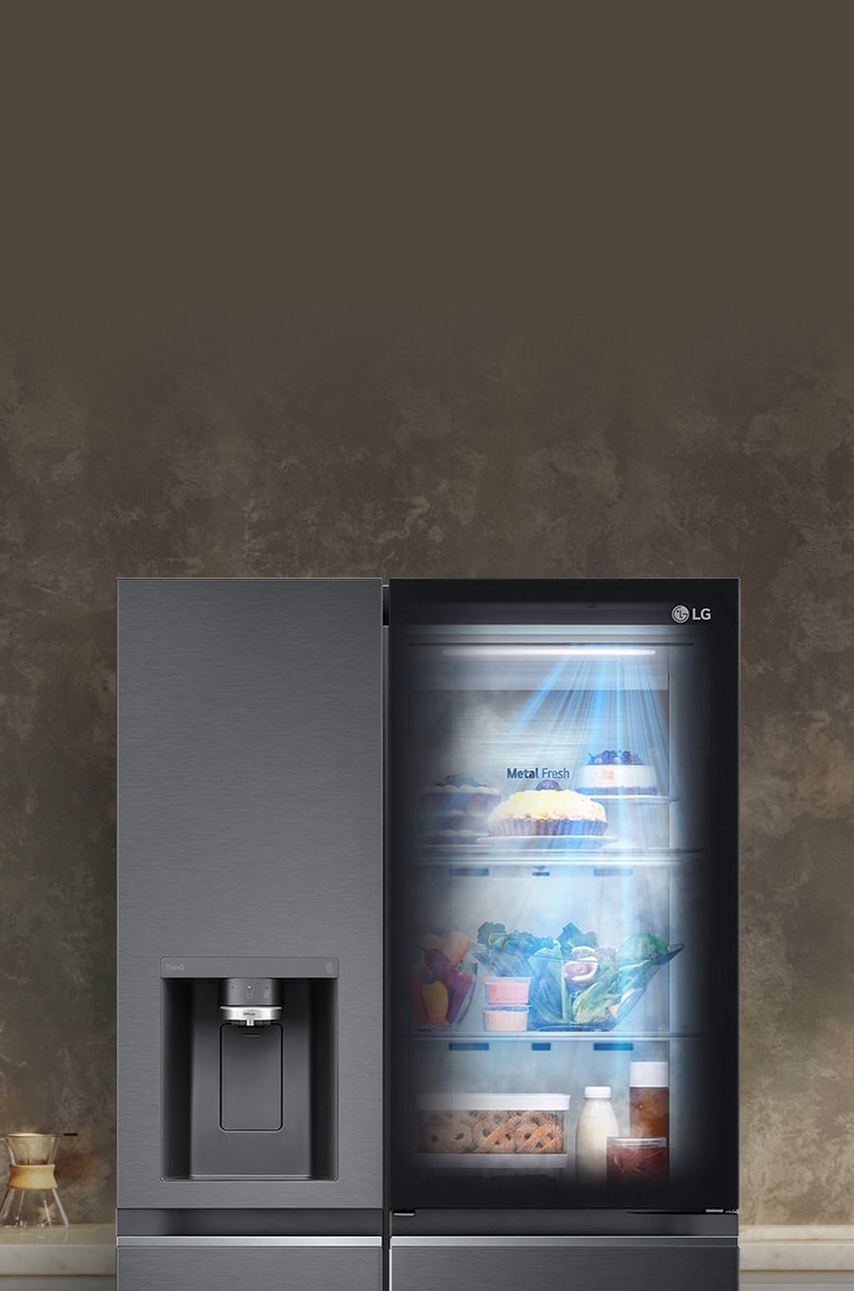 Η πρόσοψη ενός μαύρου ψυγείου InstaView με το φως αναμμένο στο εσωτερικό. Το περιεχόμενο του ψυγείου φαίνεται μέσα από την πόρτα του InstaView. Στη λειτουργία DoorCooling, μπλε ακτίνες φωτός λάμπουν πάνω στο περιεχόμενο.