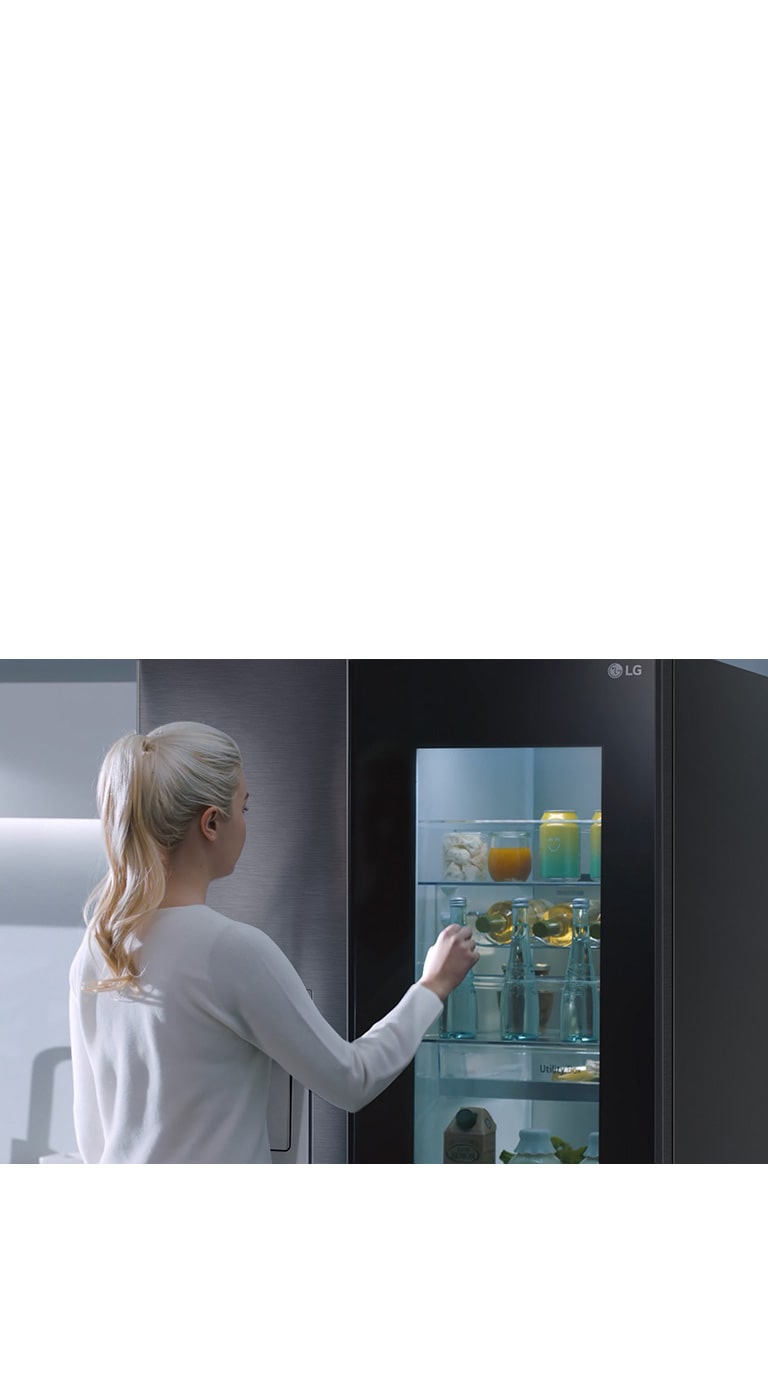 Ένα βίντεο δείχνει μια γυναίκα που πλησιάζει το InstaView ψυγείο της και χτυπά δύο φορές. Τα φώτα στο εσωτερικό ανάβουν και εκείνη μπορεί να δει το περιεχόμενο του ψυγείου της χωρίς να ανοίξει την πόρτα. Γίνεται ζουμ στα ποτά που υπάρχουν στην πόρτα και, κατόπιν, γίνεται σμίκρυνση ώστε να φανεί η γυναίκα από πίσω καθώς ανοίγει την πόρτα και παίρνει κάτι να πιεί.