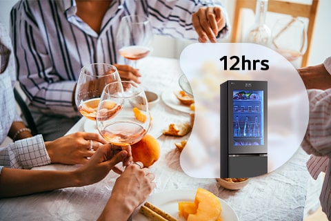 'Μια εικόνα της κορυφής του ψυγείου όπως φαίνεται πάνω από τα χέρια ανθρώπων που κάνουν μια πρόποση με ποτήρια κρασιού.