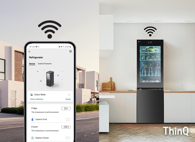 Μια χωρισμένη εικόνα ενός κινητού τηλεφώνου που δείχνει την οθόνη της εφαρμογής λειτουργίας του ψυγείου στο εξωτερικό φόντο και μια εικόνα του φόντου της κουζίνας όπου βρίσκεται το ψυγείο.