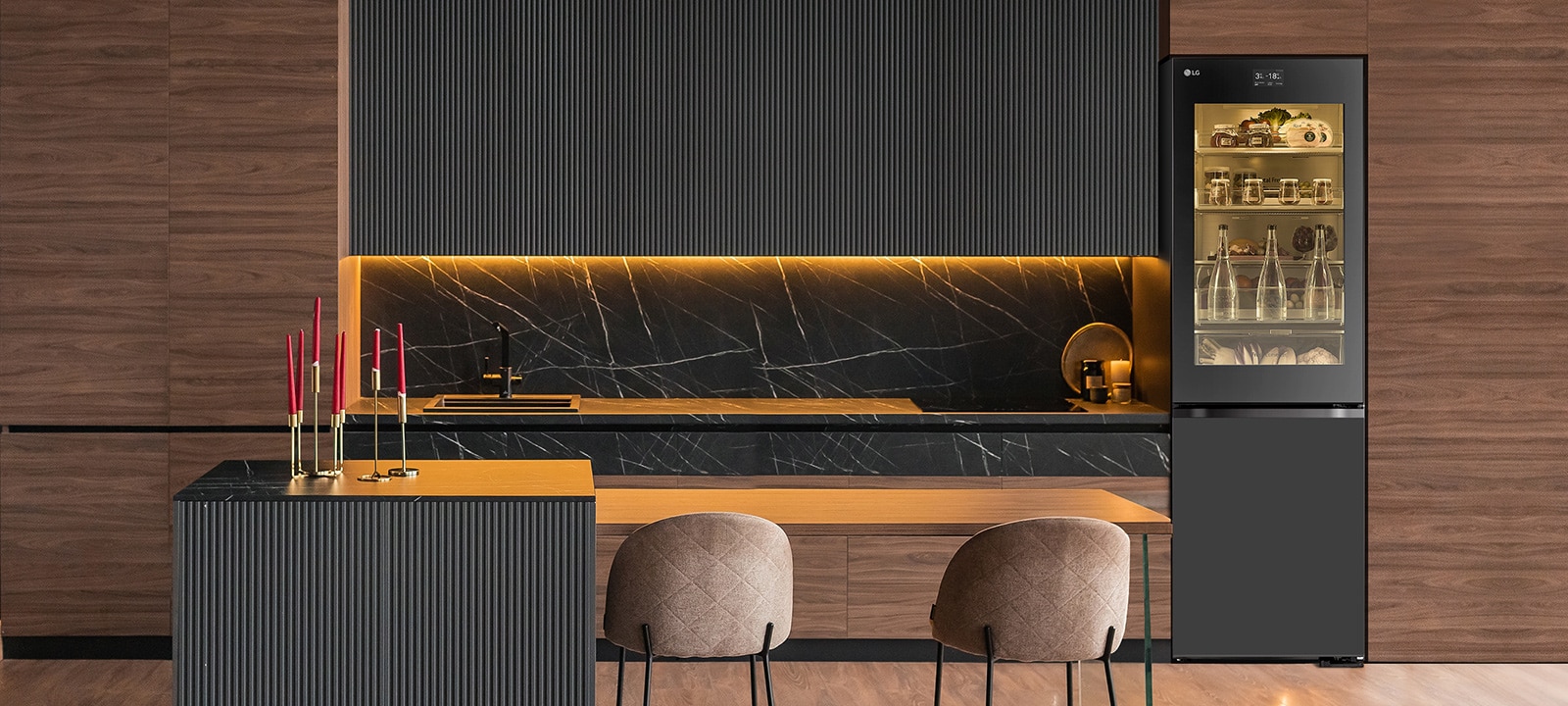 Μια κουζίνα υψηλής ποιότητας σε μαύρες αποχρώσεις.