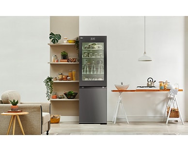 Μια εικόνα ενός ψυγείου τοποθετημένου σε ένα σαλόνι με όμορφη εσωτερική διακόσμηση.