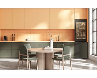 Μια εικόνα ενός ψυγείου τοποθετημένου σε μια κουζίνα σε κίτρινες αποχρώσεις.