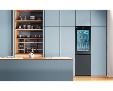 Μια εικόνα ενός ψυγείου τοποθετημένου σε μια κουζίνα σε μπλε αποχρώσεις.