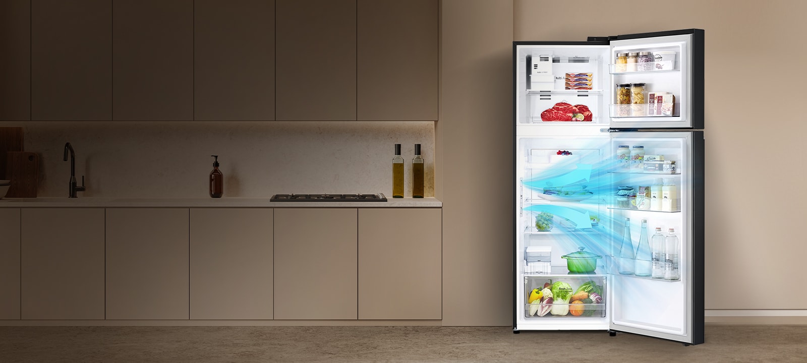 ένα ανοιχτό ψυγείο με άνω καταψύκτη της LG γεμάτο με διάφορα τρόφιμα, που δείχνει πώς λειτουργεί η λειτουργία doorcooling.