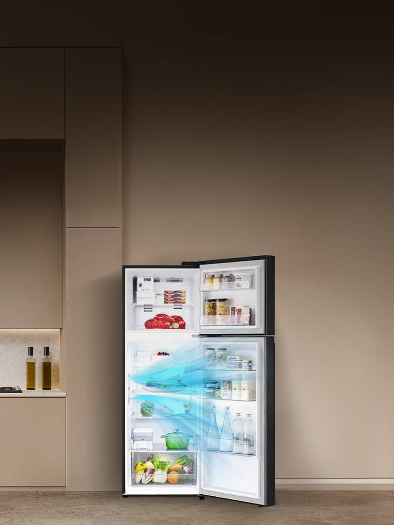 ένα ανοιχτό ψυγείο με άνω καταψύκτη της LG γεμάτο με διάφορα τρόφιμα, που δείχνει πώς λειτουργεί η λειτουργία doorcooling.