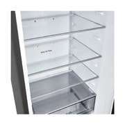 LG Ψυγειοκαταψύκτης Total No Frost 203 x 59,7 cm, LG ψυγειοκαταψύκτης κοντινή όψη της θήκης κρασιών με τέσσερα μπουκάλια και κουτί με μακαρόν, με το σχέδιο της θήκης μεγεθυμένο σε κυκλική εικόνα, GBBSJ21DEP, thumbnail 7