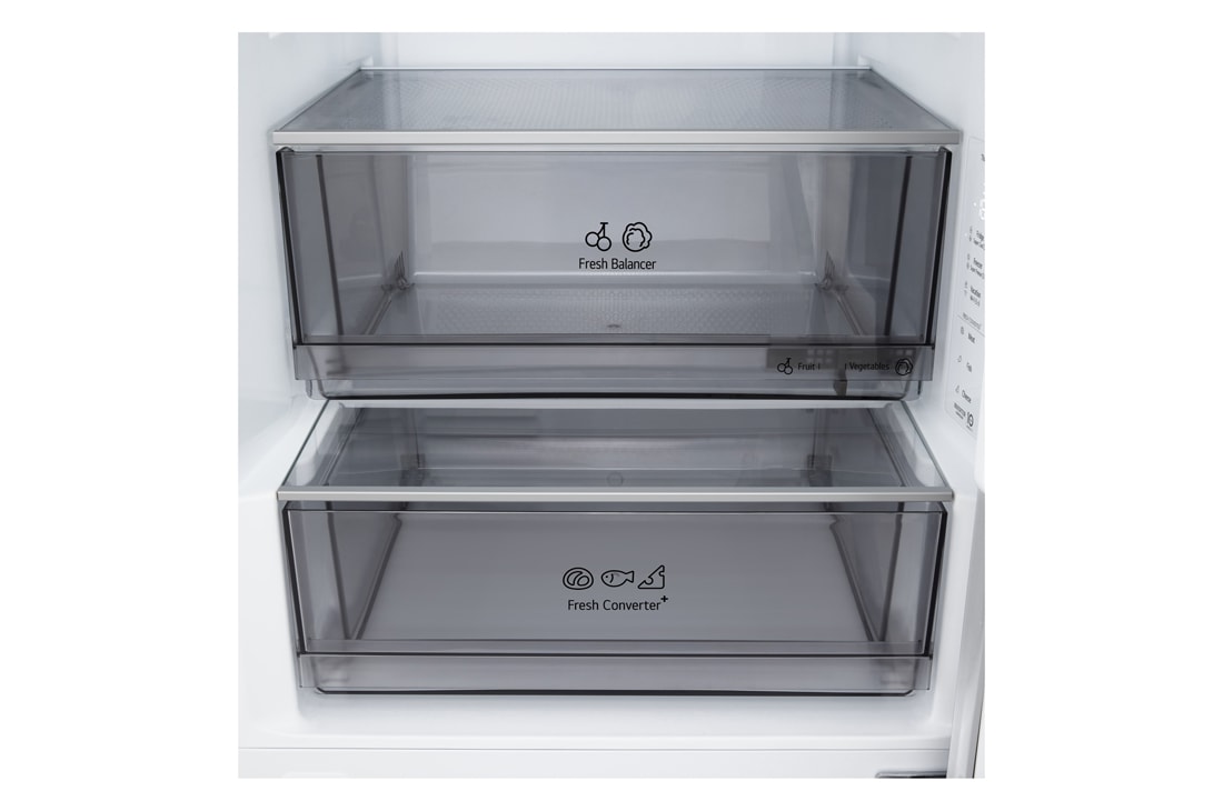 LG Ψυγειοκαταψύκτης Total No Frost 203 x 59,7 cm, LG ψυγειοκαταψύκτης εγκατεστημένος εντοιχισμένος σε ψηλό τοίχο σε ζεστή μπεζ απόχρωση με λευκά βέλη που δείχνουν την πάνω πλευρά και τις μπροστινές επιφάνειες, GBBS322BPY, thumbnail 6